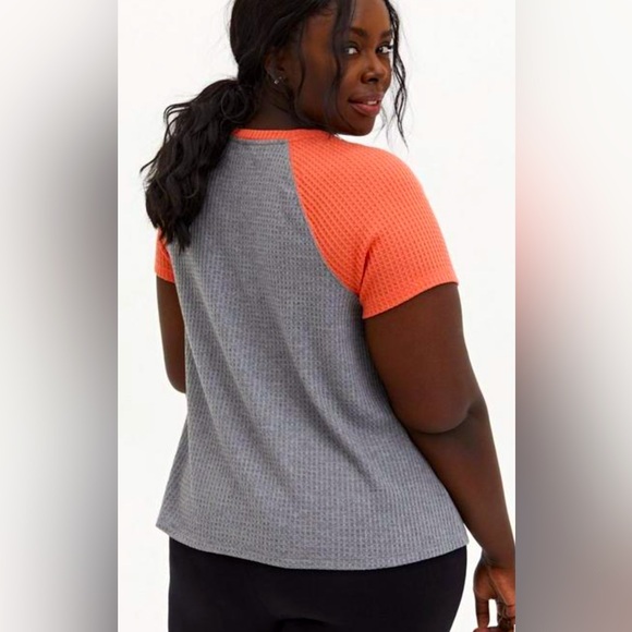 ❤️ TORRID Grateful Grey & Hot Coral Waffle Knit Tee - Picture 4 of 6